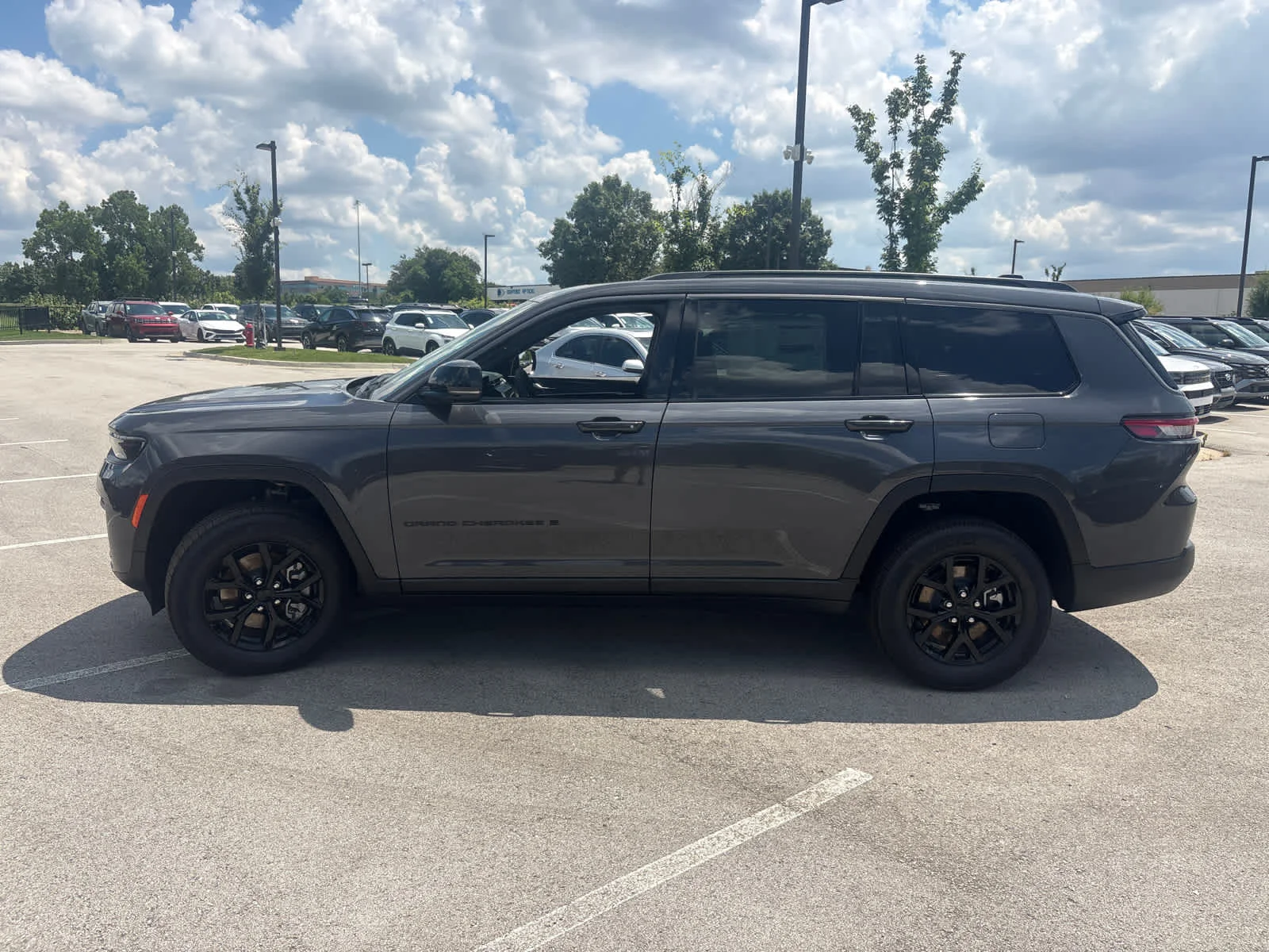 New 2026 Baltic Gray Metallic Clear-Coat Exterior Paint Jeep Laredo Altitude image 6