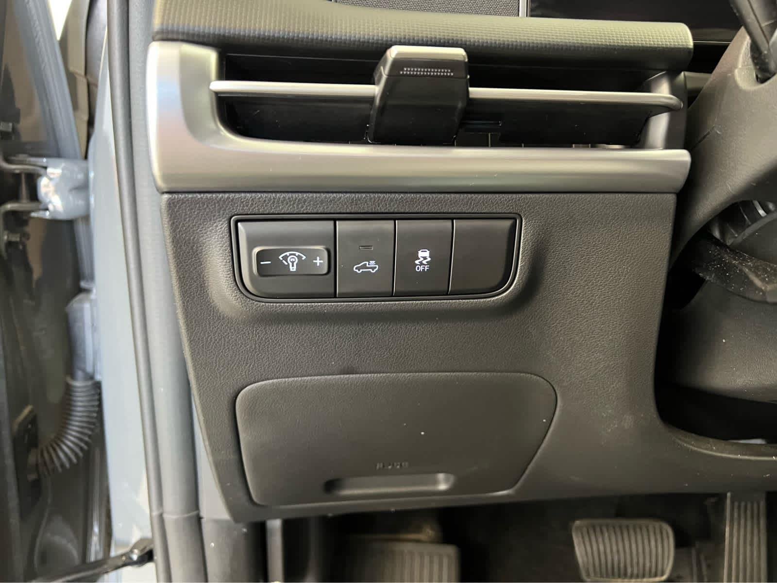 Used 2025 Hampton Gray Hyundai SEL image 18