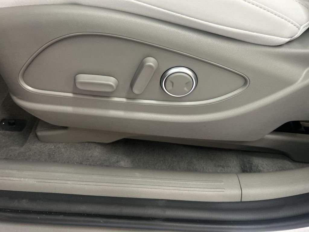 New 2026 Silver Metallic Hyundai SEL 8P image 13