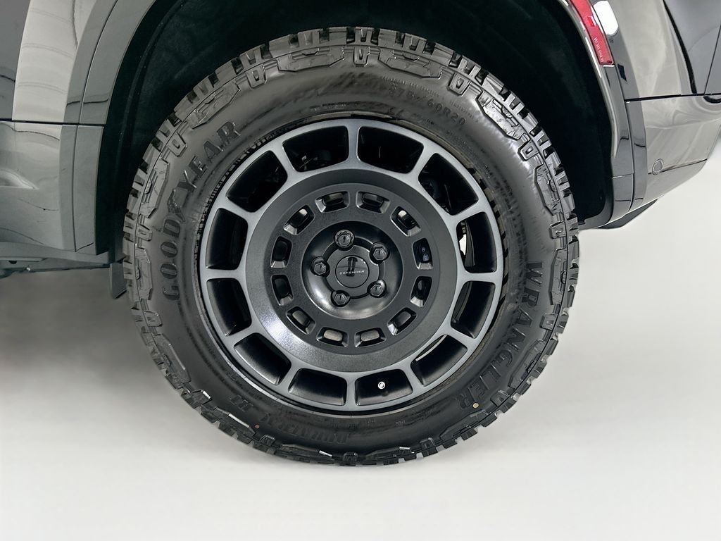 New 2026 Narvik Black Land Rover OCTA image 30