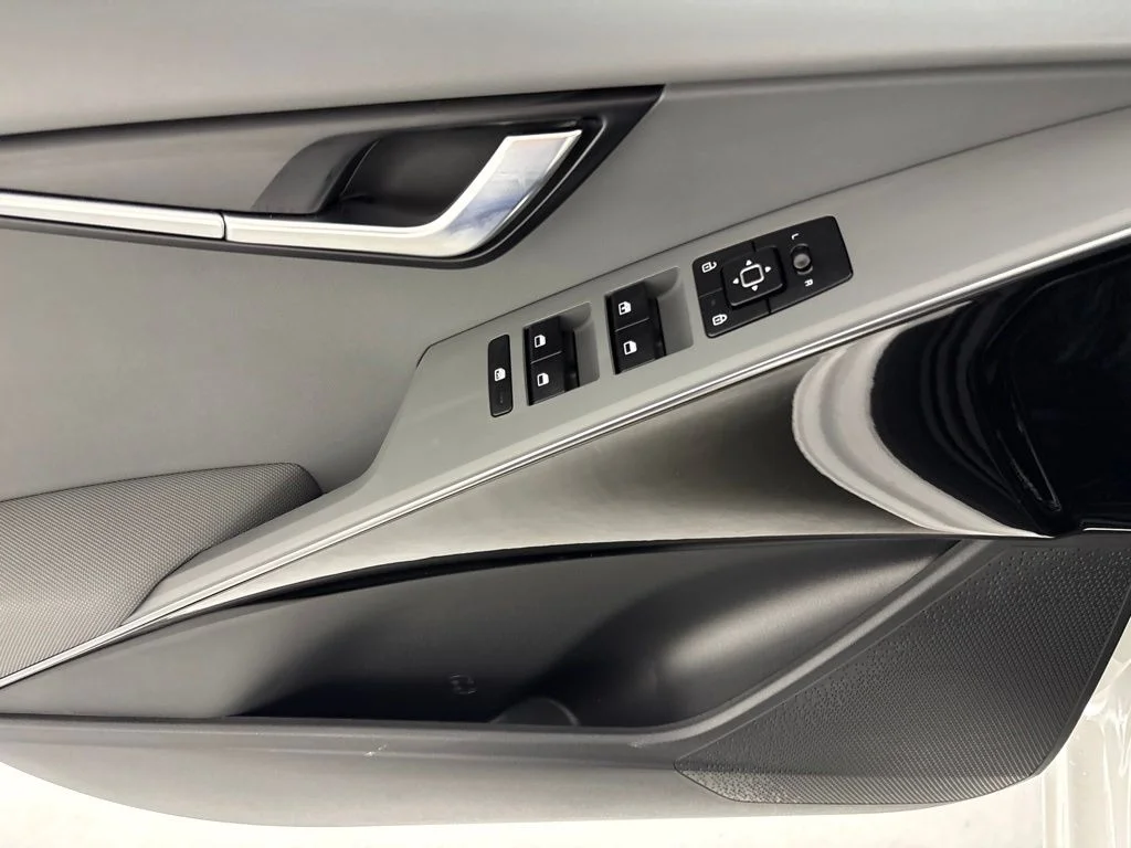 New 2026 Snow White Pearl Kia EX image 22