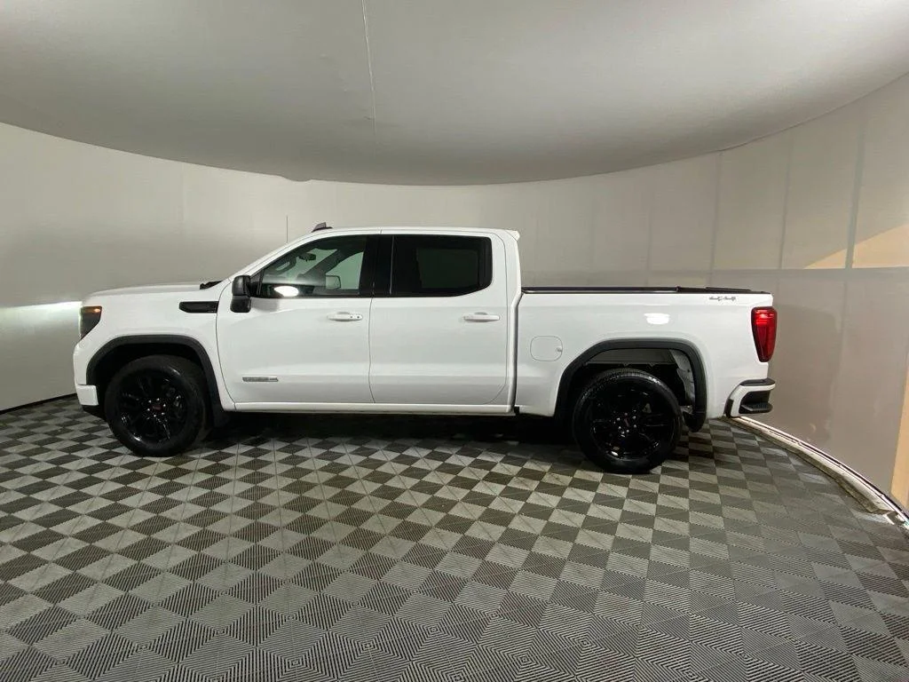 Used 2024 Summit White GMC Elevation image 12