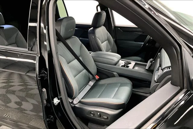 Used 2025 Ebony Twilight Metallic GMC AT4 image 8