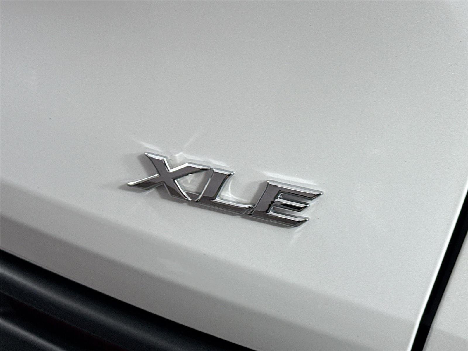 Used 2026 Wind Chill Pearl Toyota XLE 8-Passenger image 15