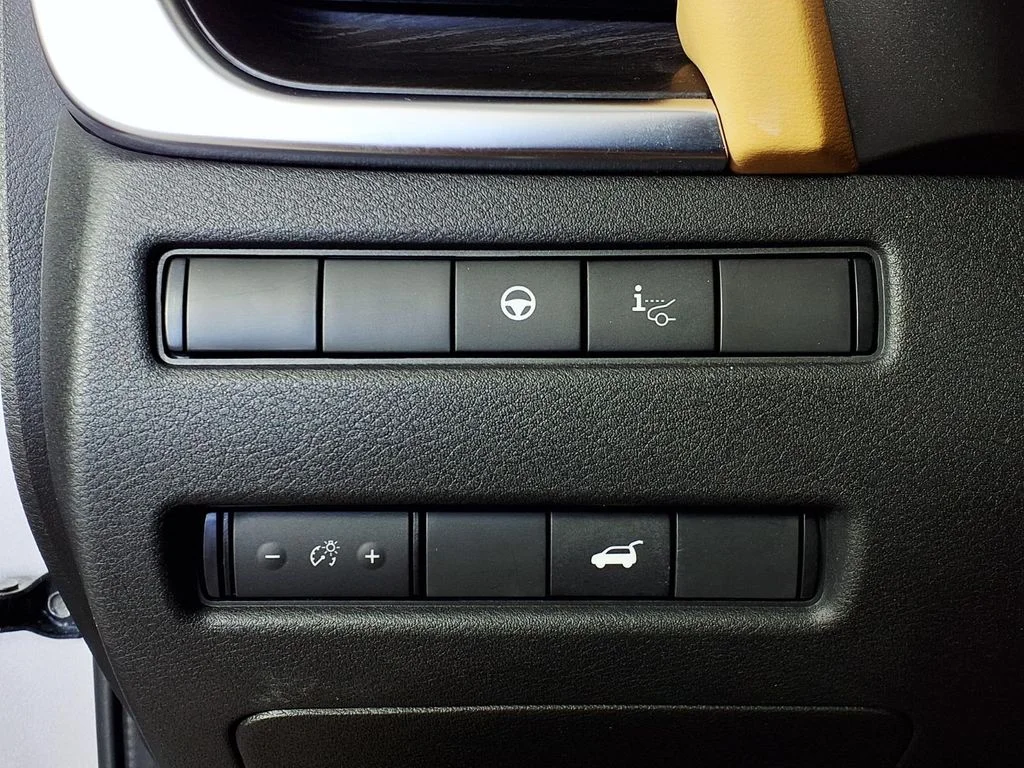 Used 2023 Gold Nissan Platinum image 20
