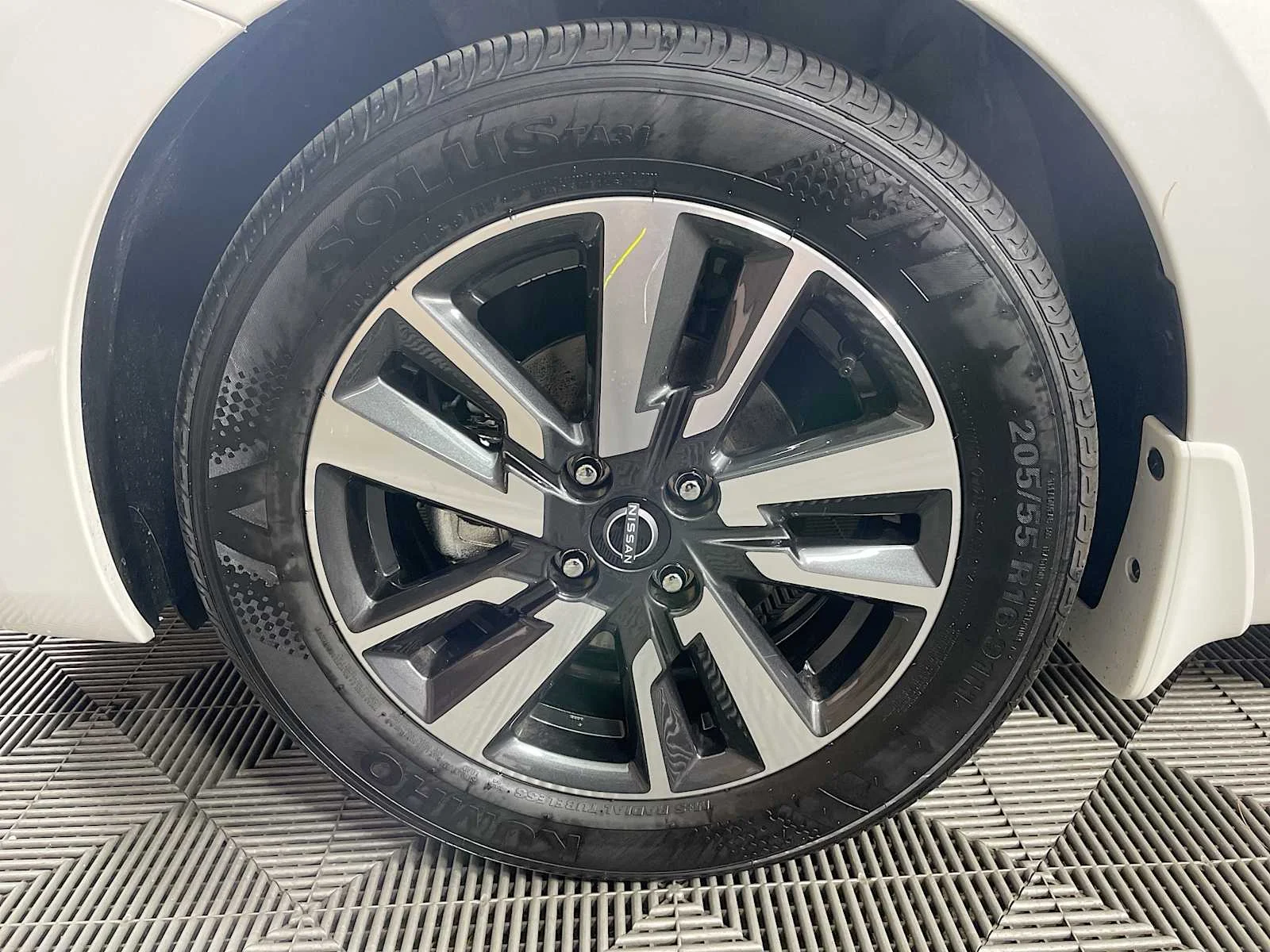 Used 2025 Aspen White Tricoat Nissan SV image 26