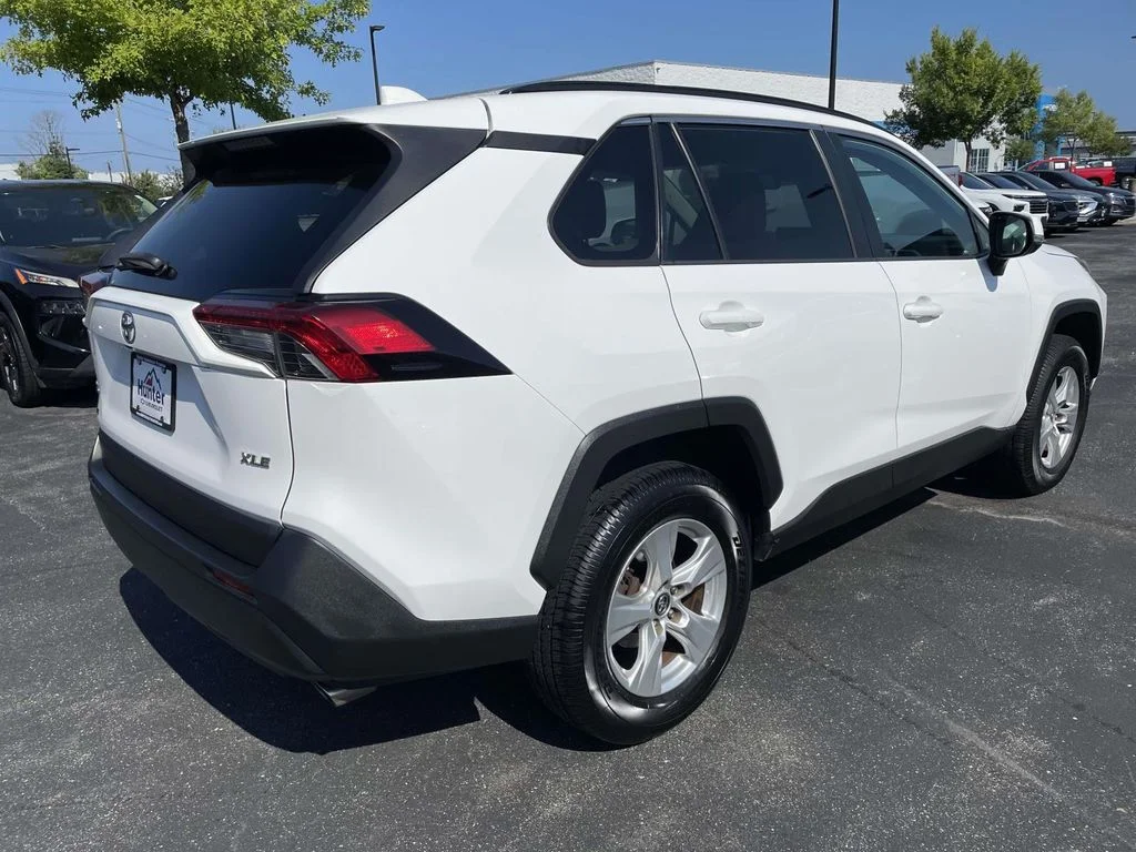 Used 2019  Toyota XLE image 6