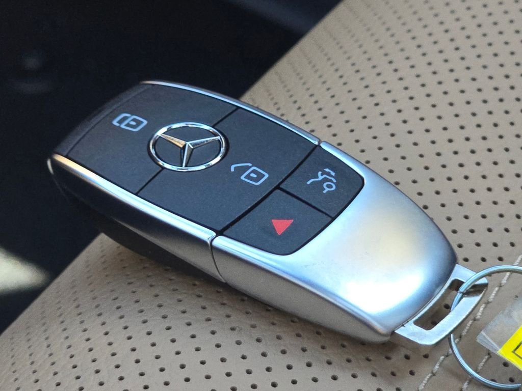 New 2026 MANUFAKTUR Moonlight White Metallic Mercedes-Benz GLS 580 image 41