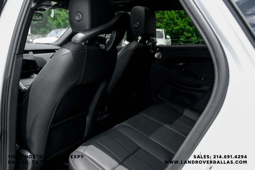 New 2026 Ostuni Pearl Wht Prem Met Land Rover Hoxton Edition image 33
