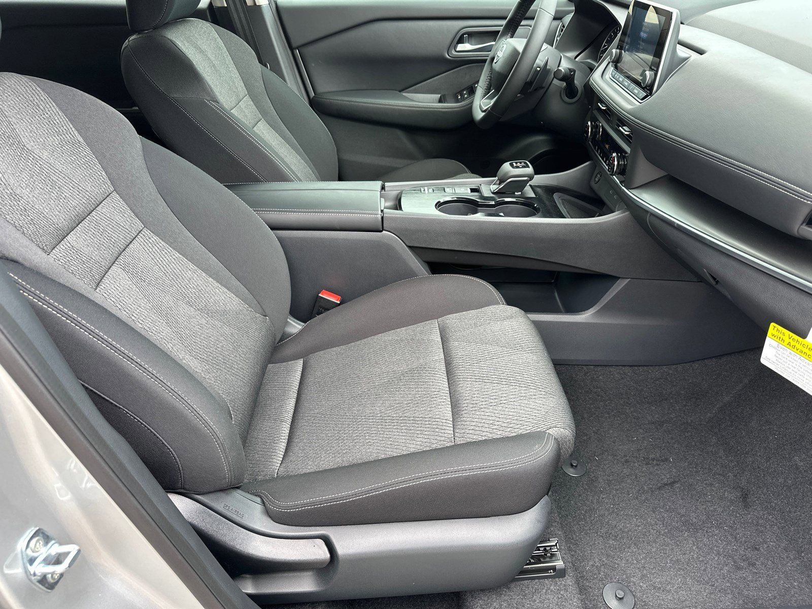 2025 Nissan Rogue SV - Photo 14