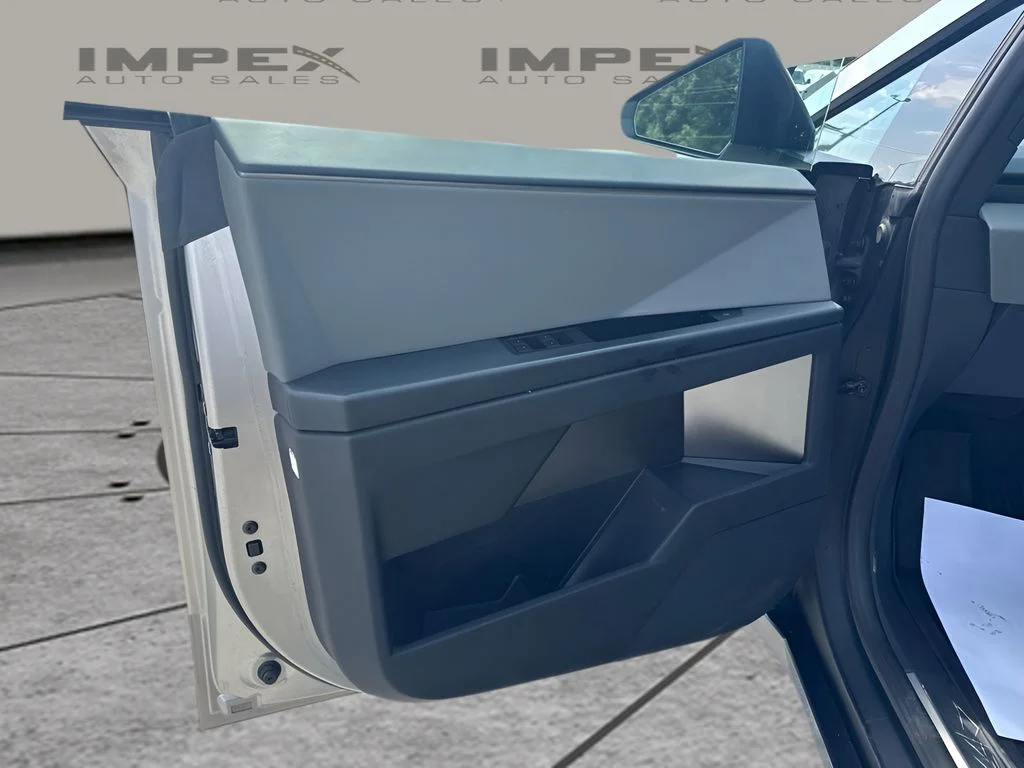 Used 2024  Tesla Base image 22
