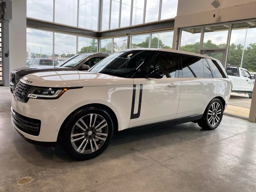 Used 2025  Land Rover SE image 3