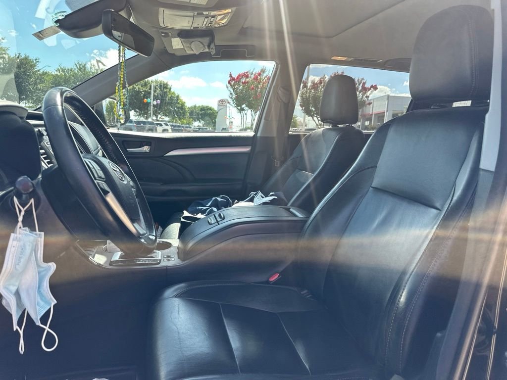 Used 2018 Black Toyota XLE image 5