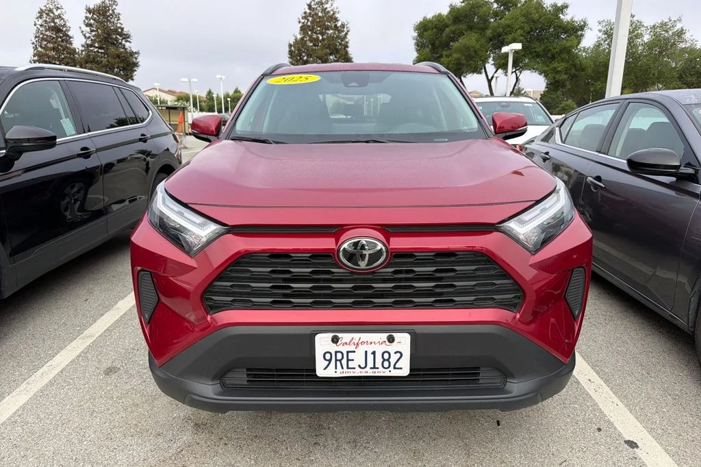 Used 2025 Pearl Toyota XLE image 3