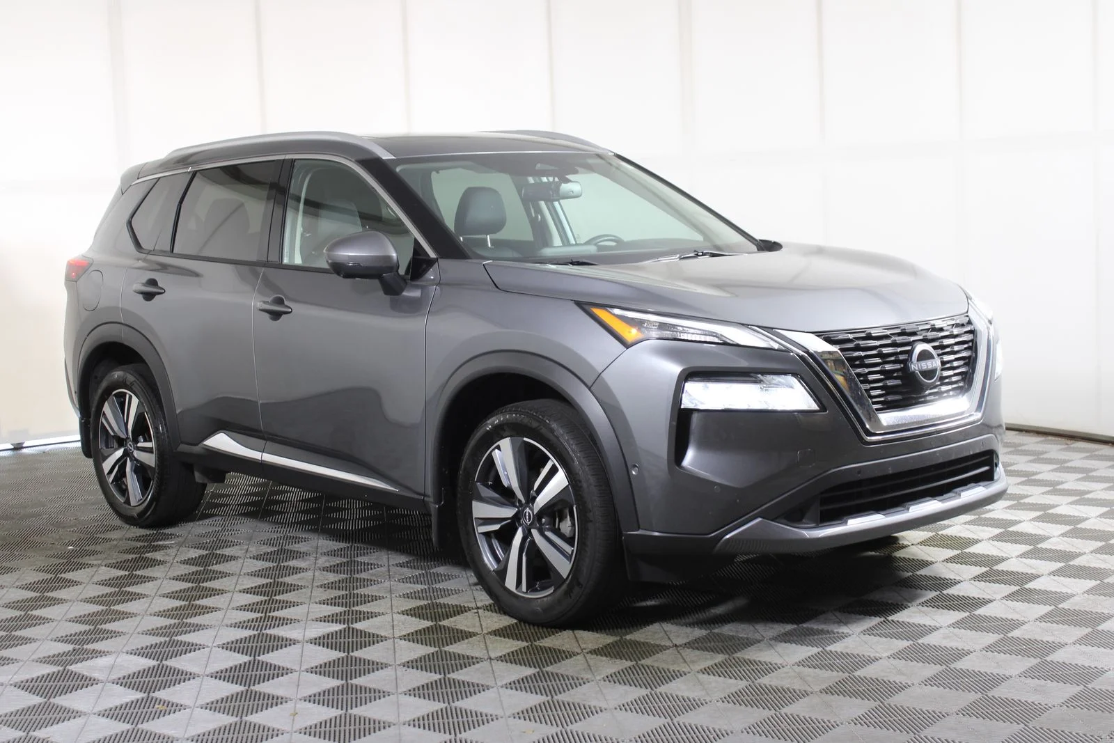Used 2023 Gray Nissan SL image 1