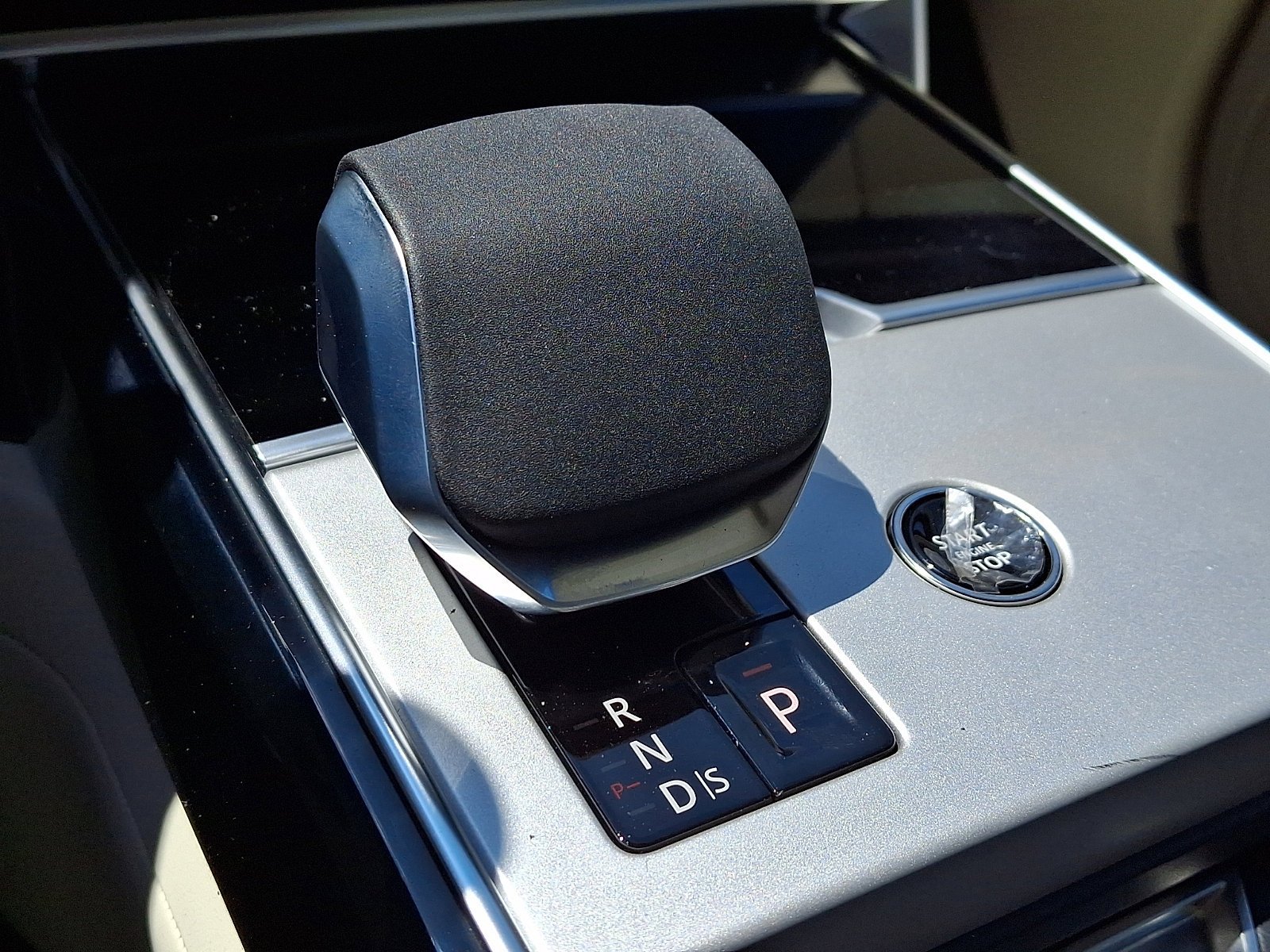 New 2026 Santorini Black LAND ROVER SE image 9