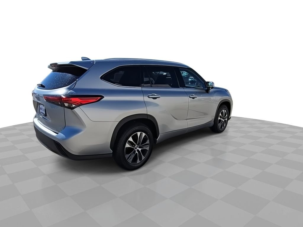 Used 2022 Silver Toyota XLE image 8