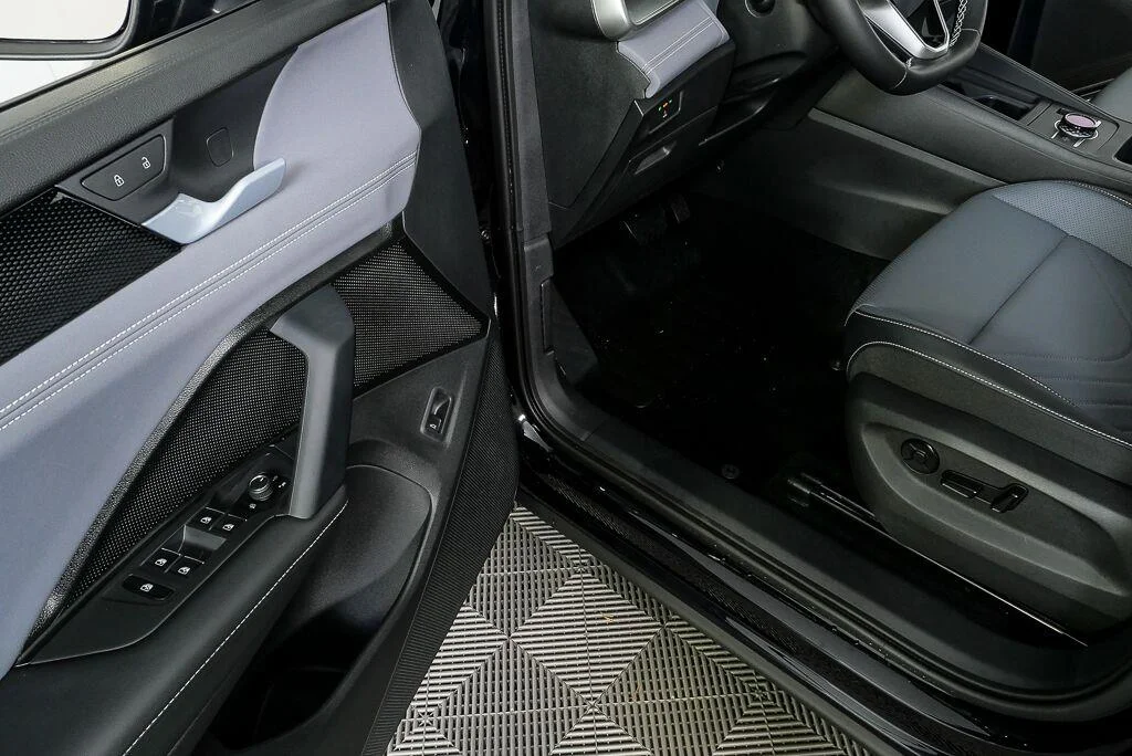 New 2026 Deep Black Pearl Volkswagen SE image 10