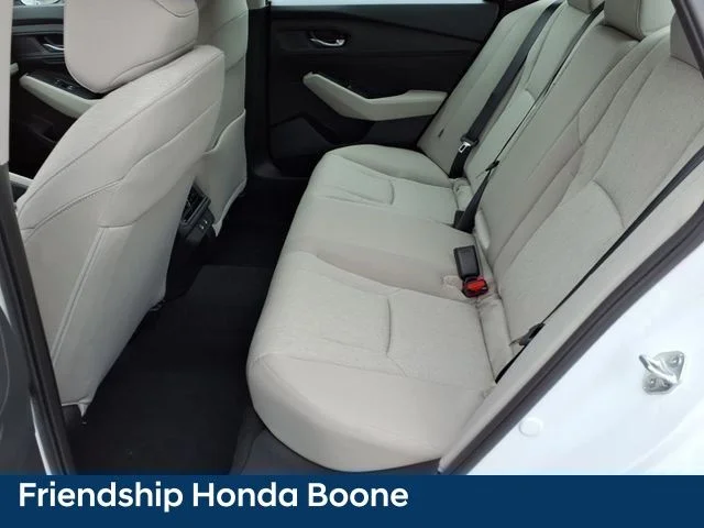 Used 2025 White Honda SE image 10