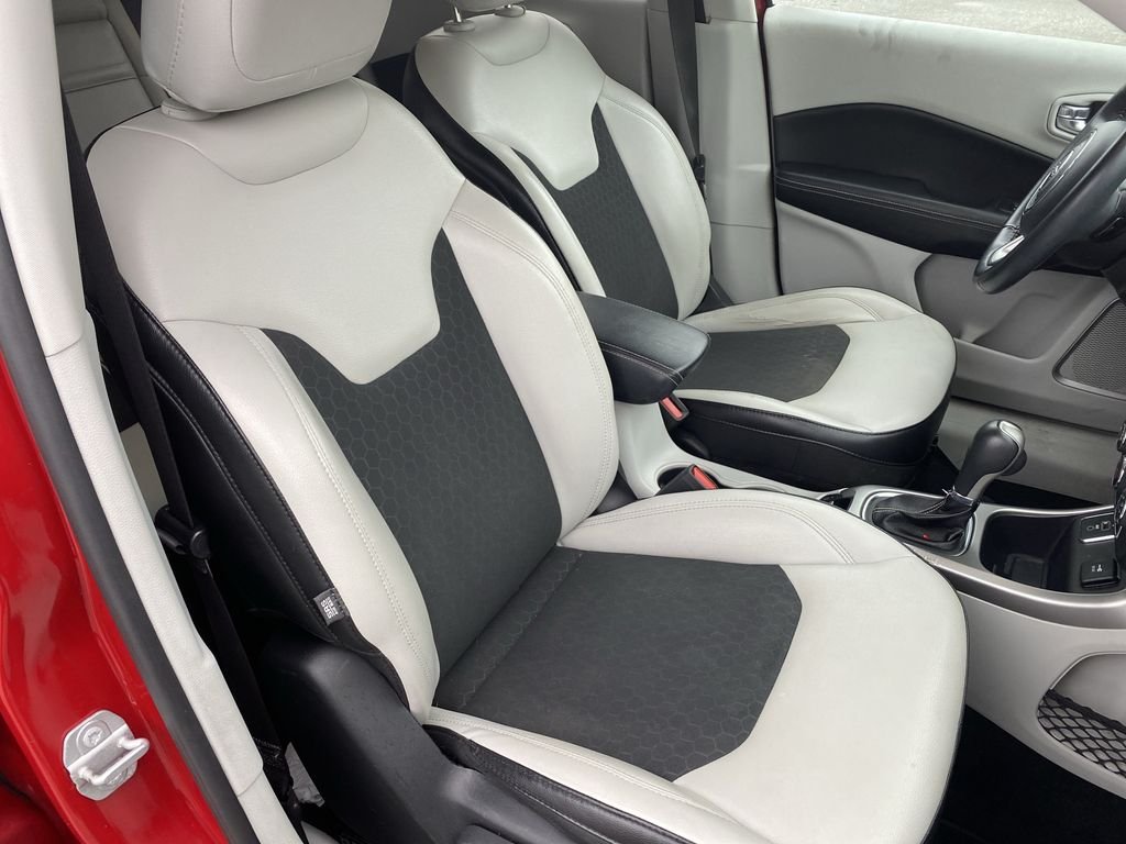 Used 2018 Redline Pearlcoat Jeep Latitude image 30