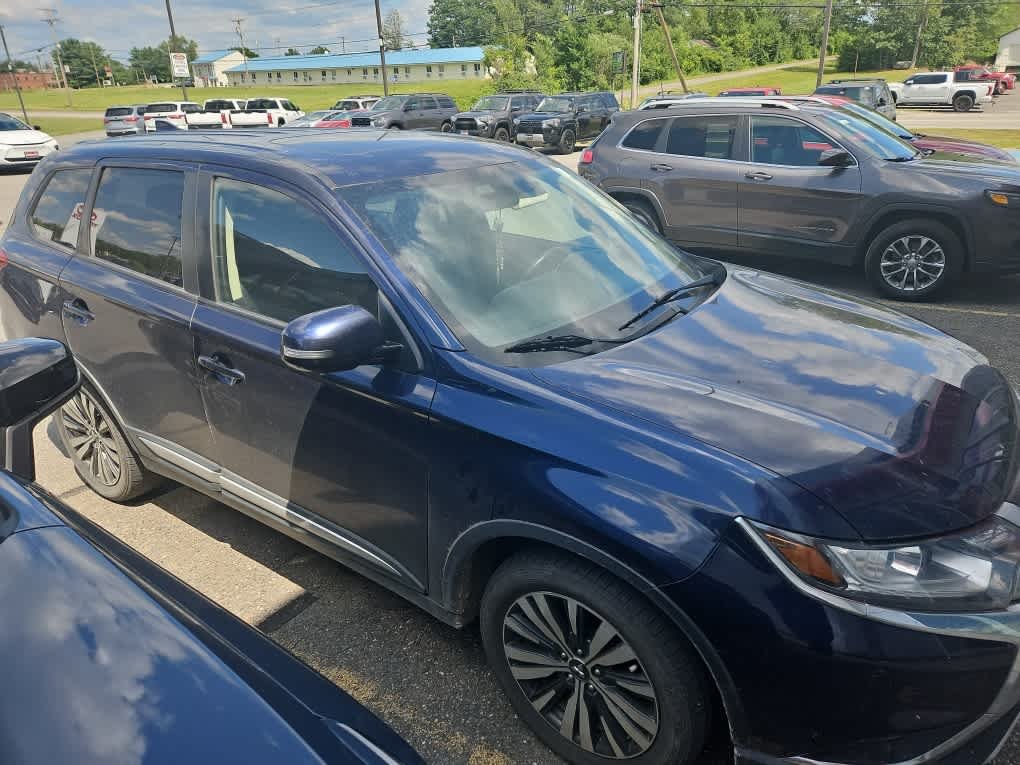 Used 2019 Cosmic Blue Metallic Mitsubishi SE image 2