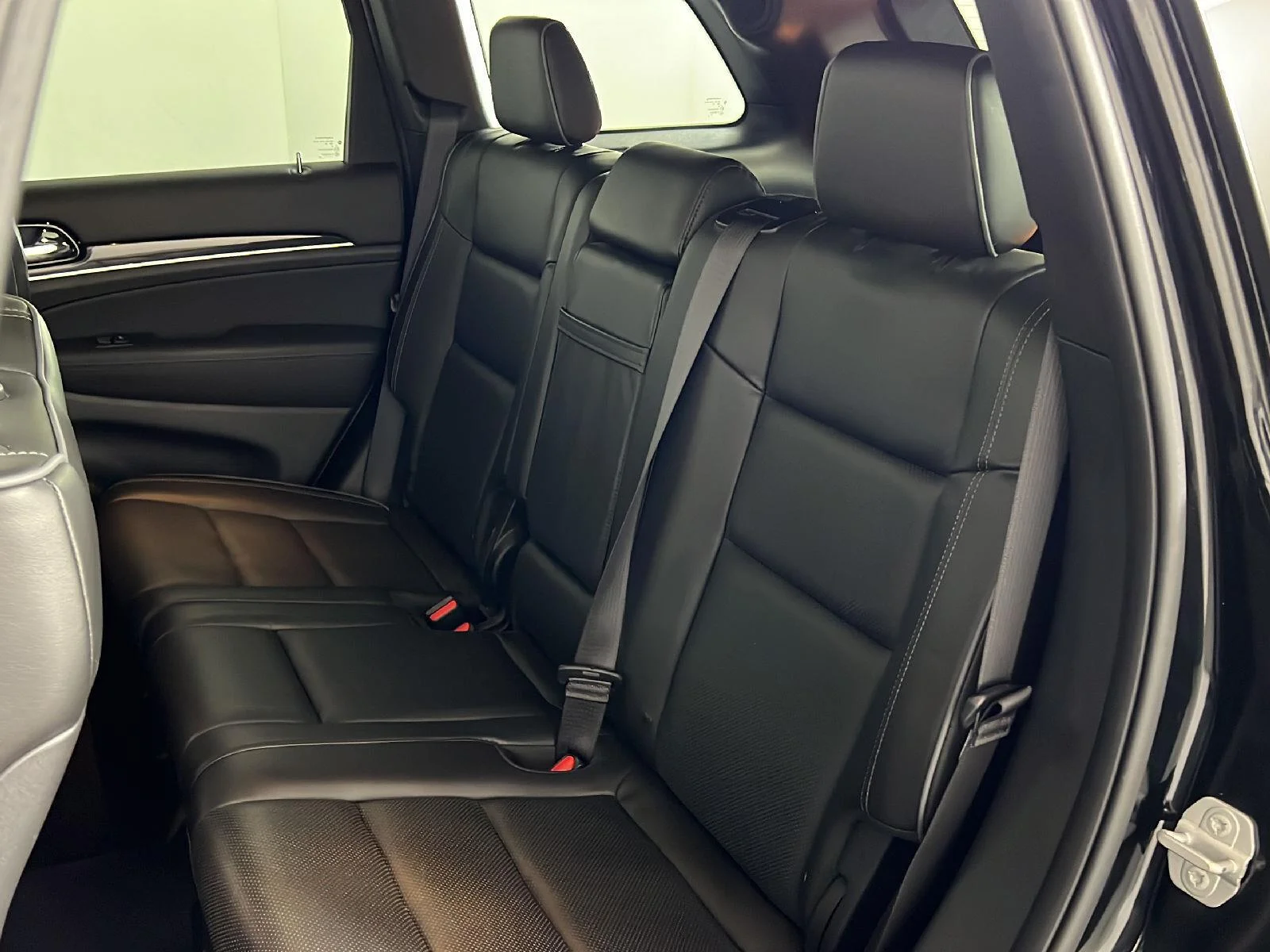 Used 2020 Diamond Black Crystal Pearlcoat Jeep Overland image 4