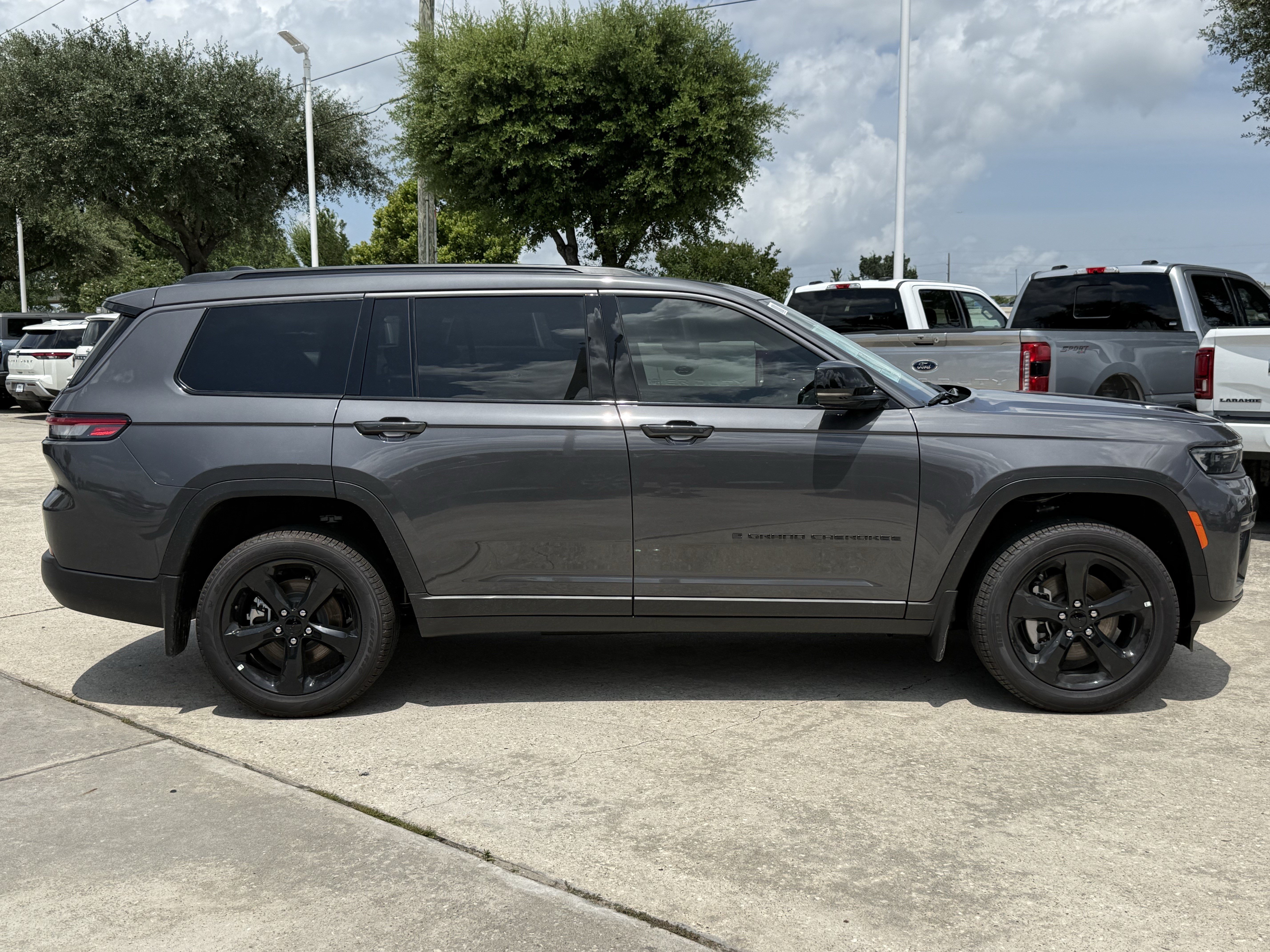 New 2026 Baltic Gray Metallic Clear-Coat Exterior Paint Jeep Limited image 3