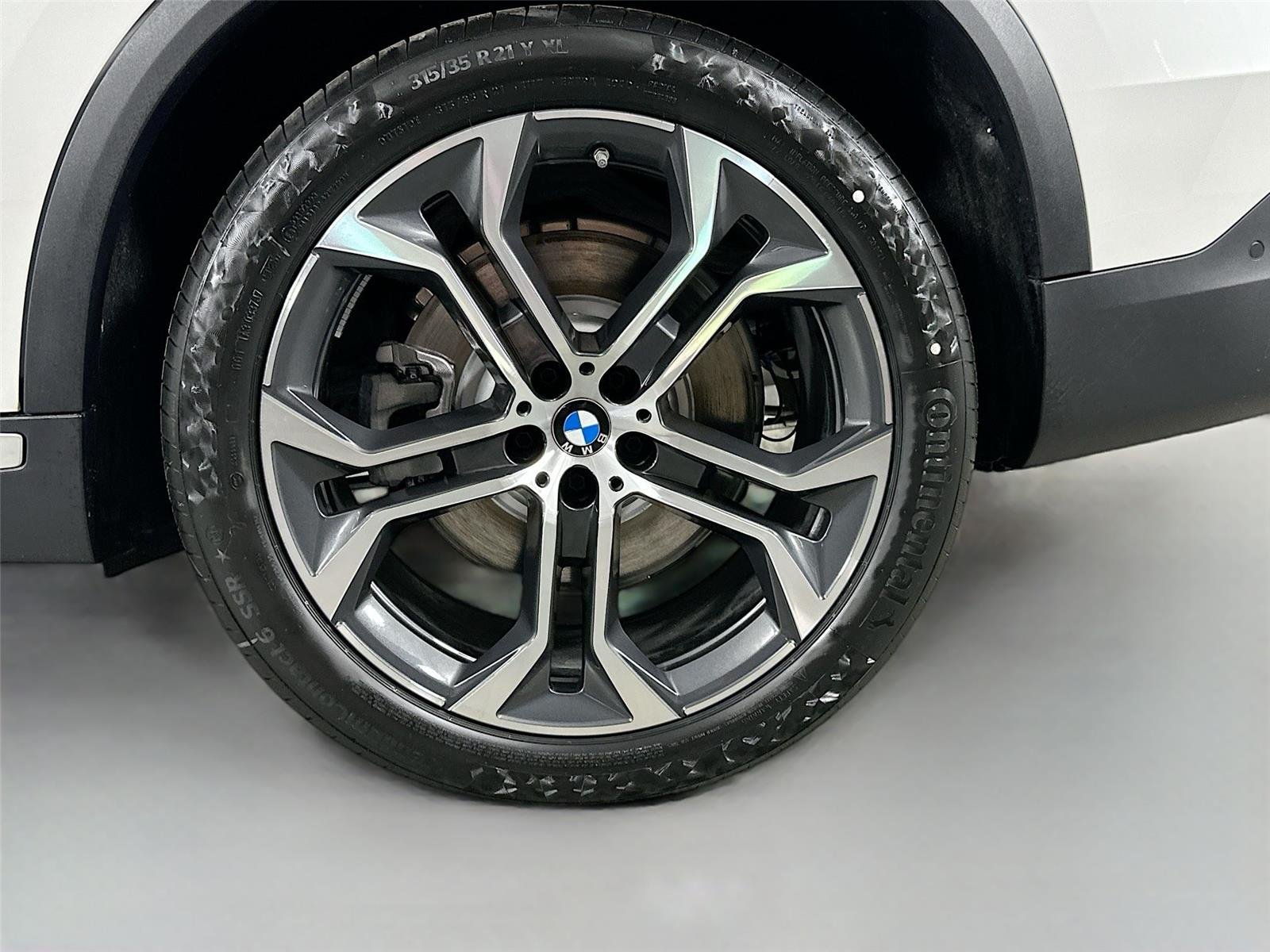 New 2026 Mineral White Metallic BMW xDrive50e image 32