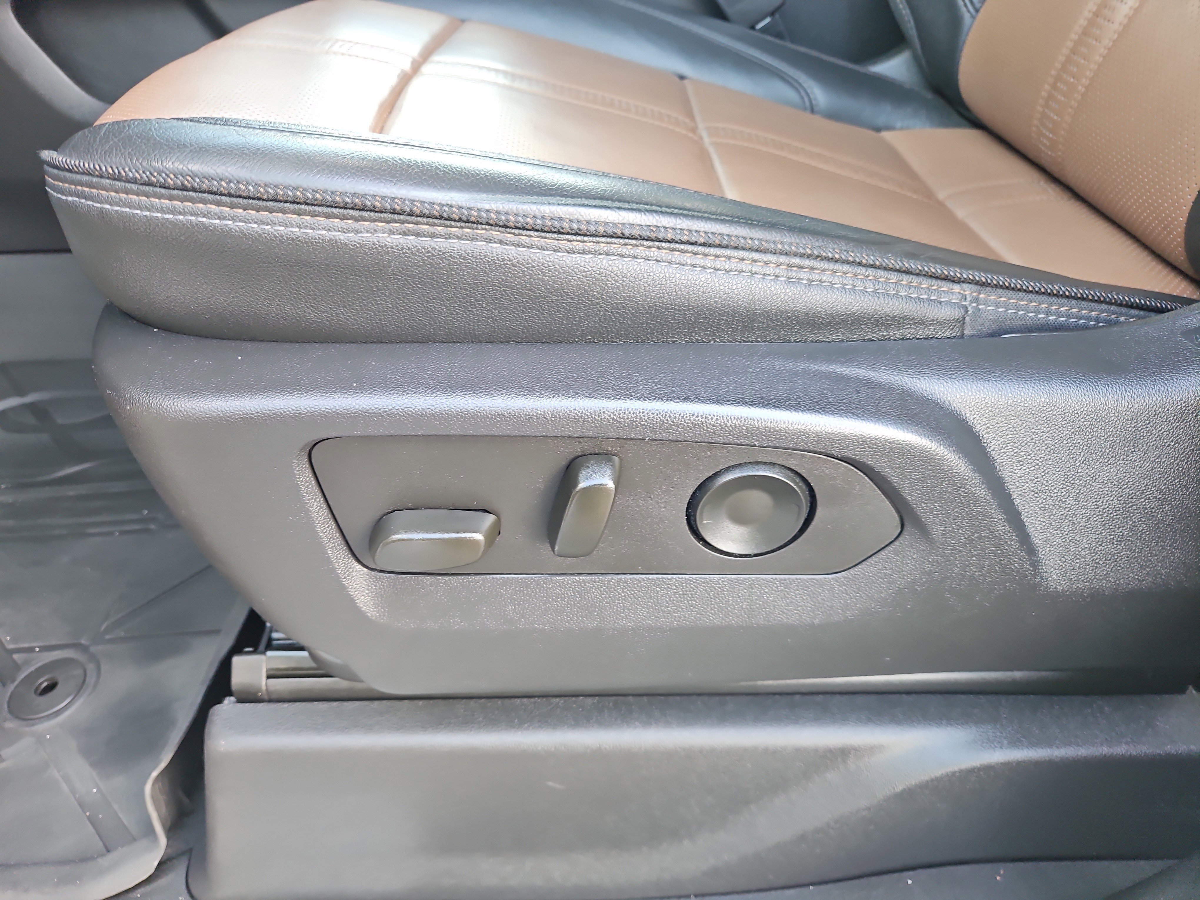 Used 2023 Iridescent Pearl Tricoat Chevrolet High Country image 18