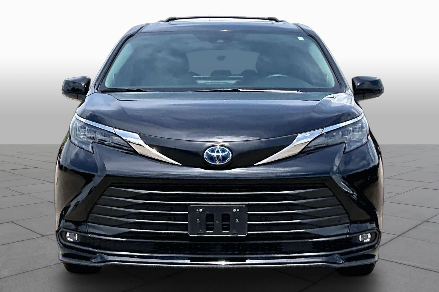 Used 2025 Midnight Black Metallic Toyota XLE image 4