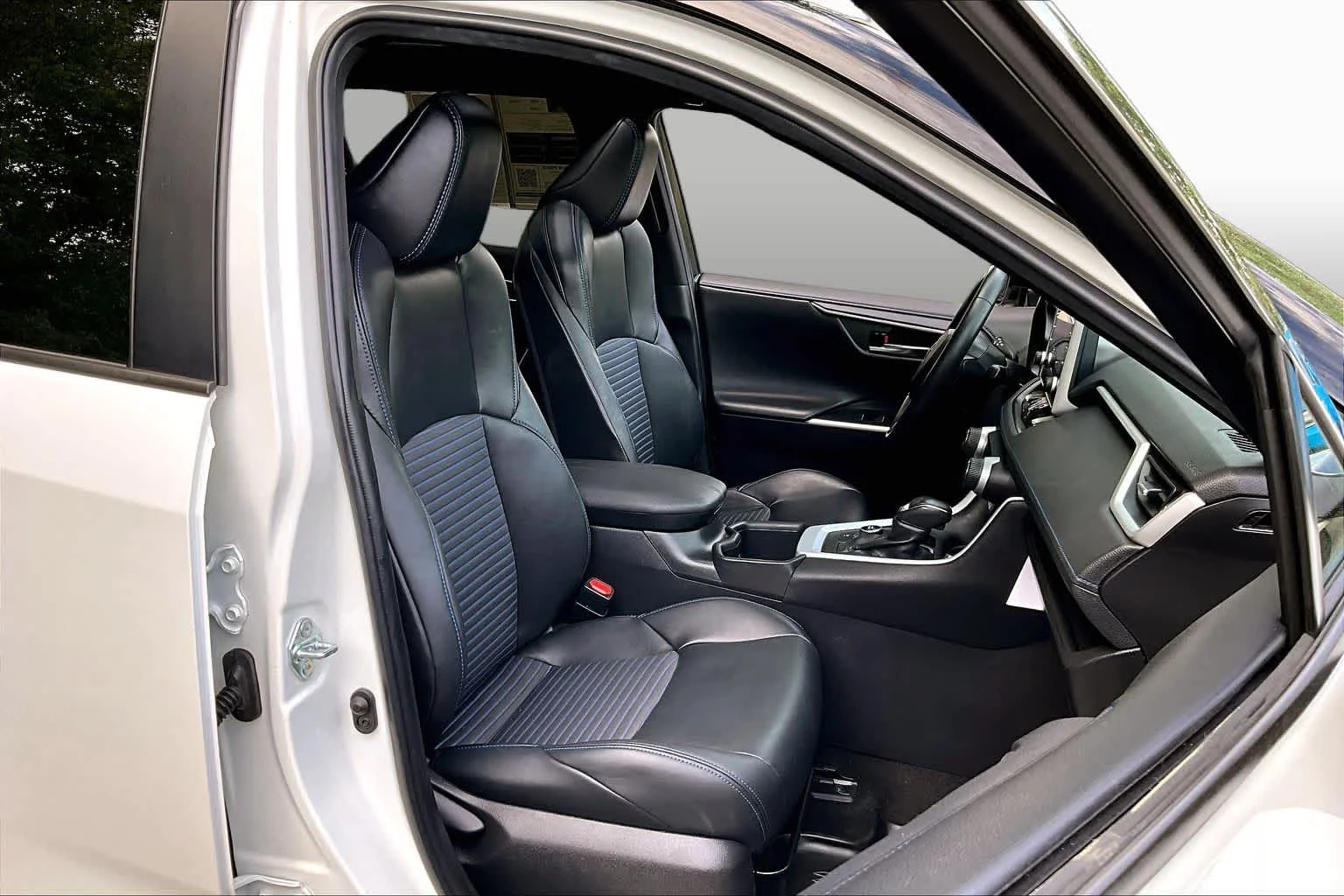 Certified Used 2022 Blizzard Pearl/Midnight Black Metallic Toyota Hybrid XSE image 8