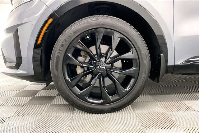 Used 2022 Everlasting Silver Kia SX-Prestige image 9