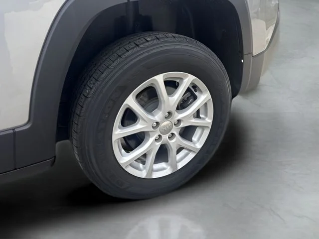 Used 2018 Silver Jeep Latitude image 20