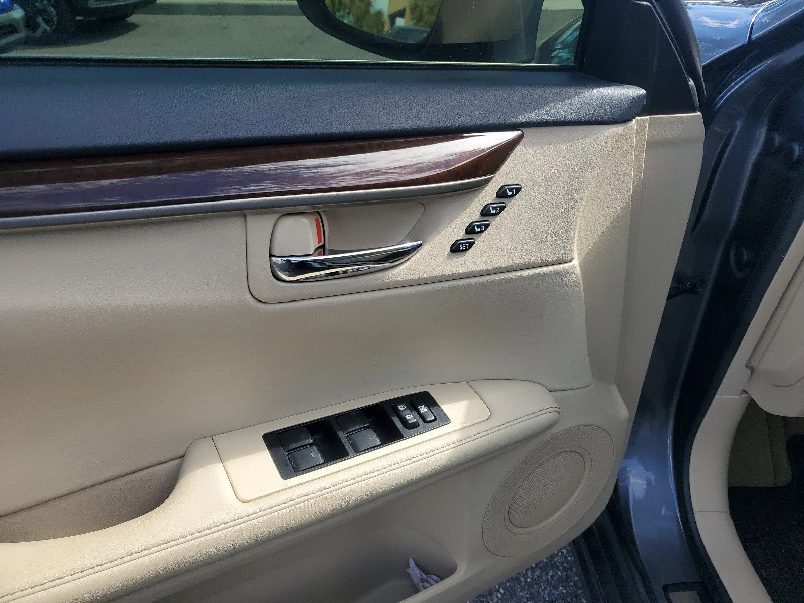 Used 2014  Lexus  image 9