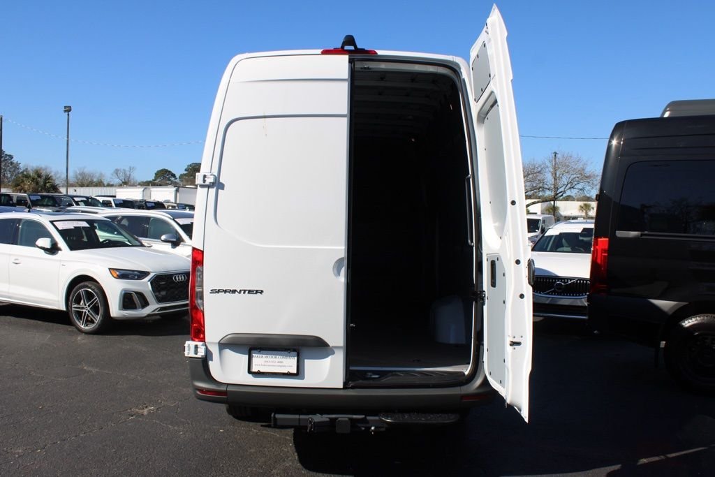 New 2026 Arctic White Mercedes-Benz Cargo 170 WB image 40