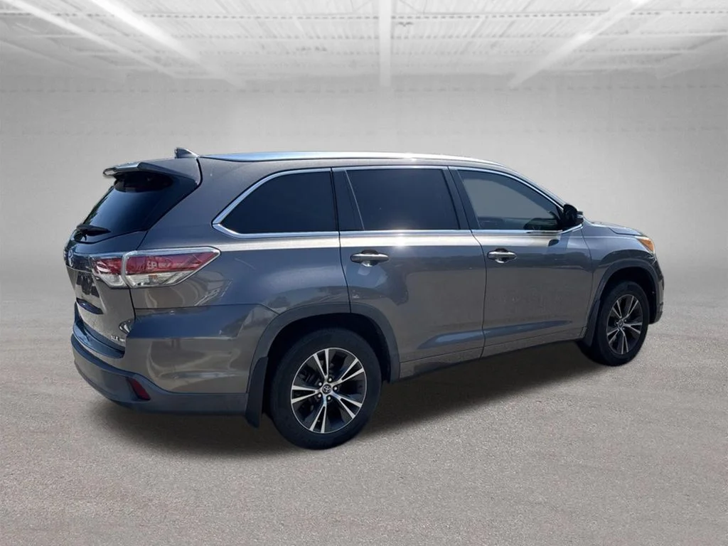 Used 2016 Gray Toyota XLE V6 image 3