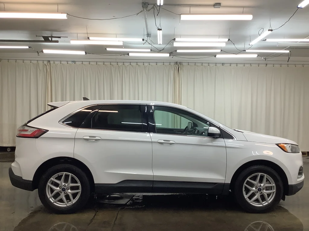 Used 2022 Oxford White Ford SEL image 4