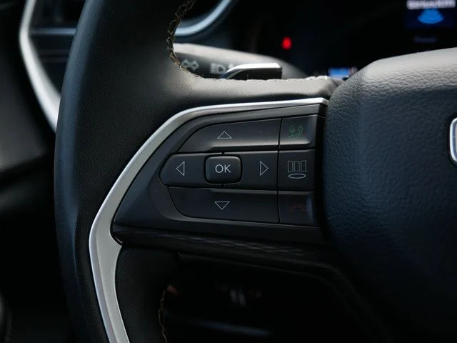 Used 2024 Silver Jeep Altitude image 17