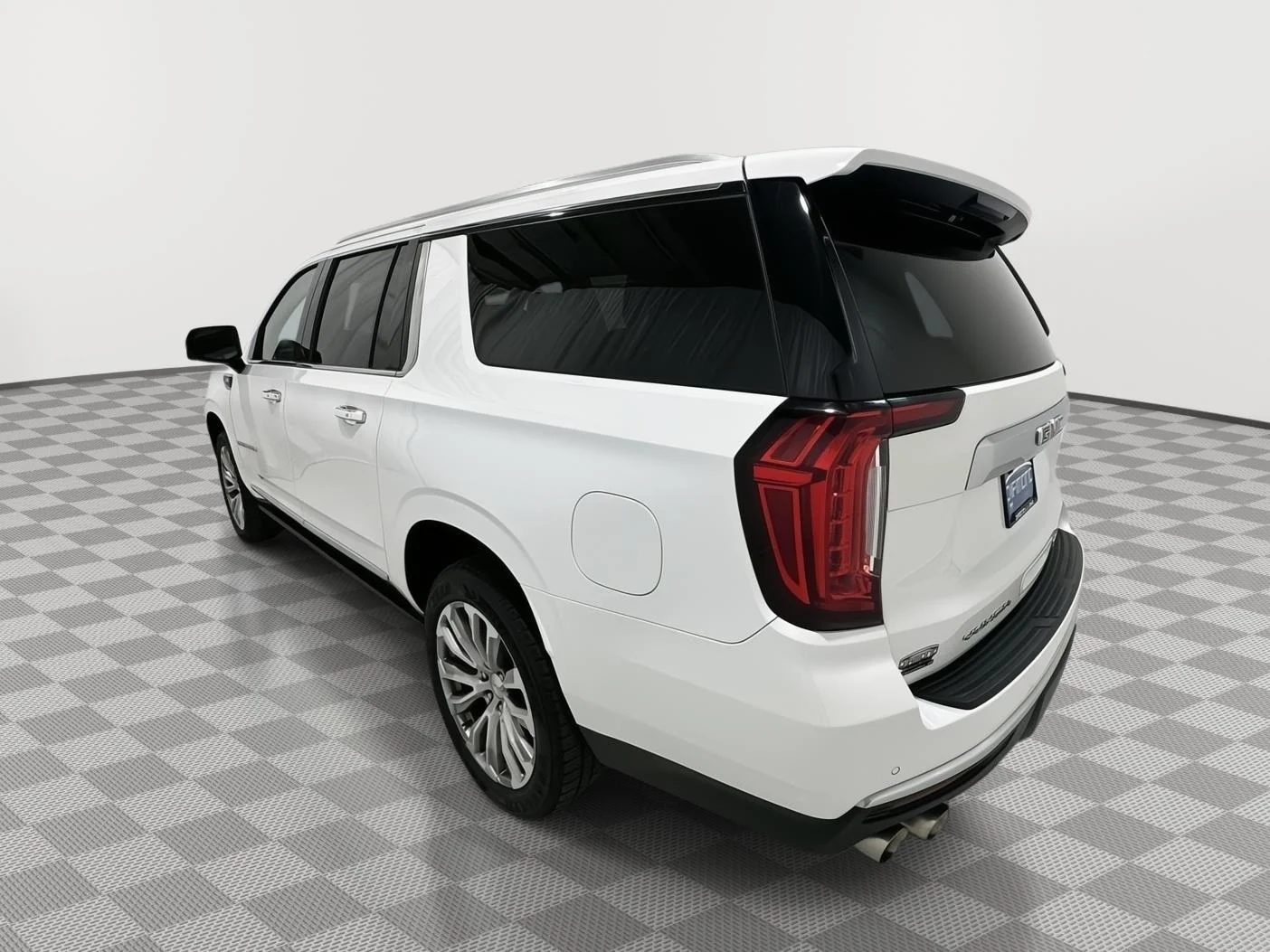 Used 2021 Summit White GMC Denali image 3