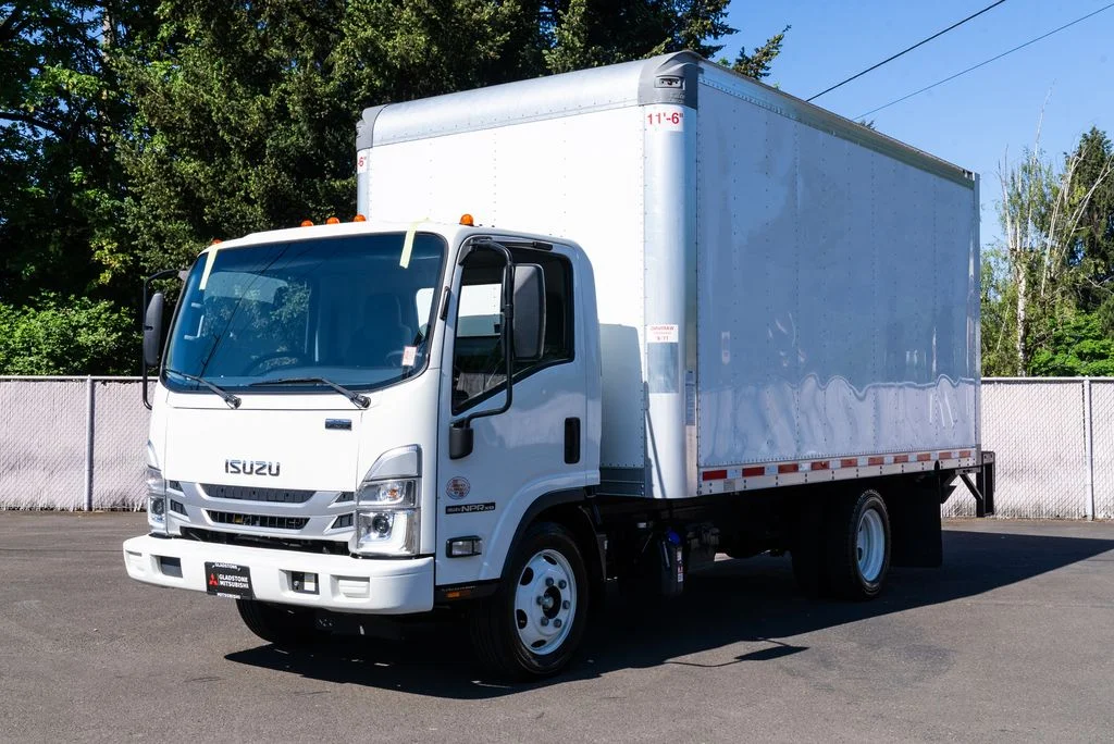Used 2023  Isuzu  image 3