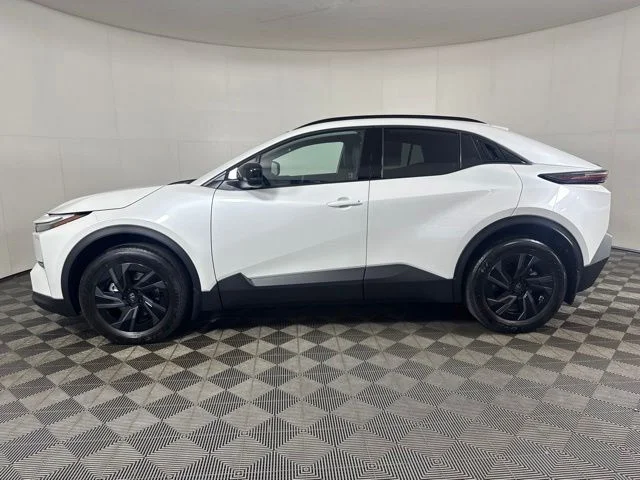 New 2026 Wind Chill Pearl <sup>1</sup> Toyota  SE image 7