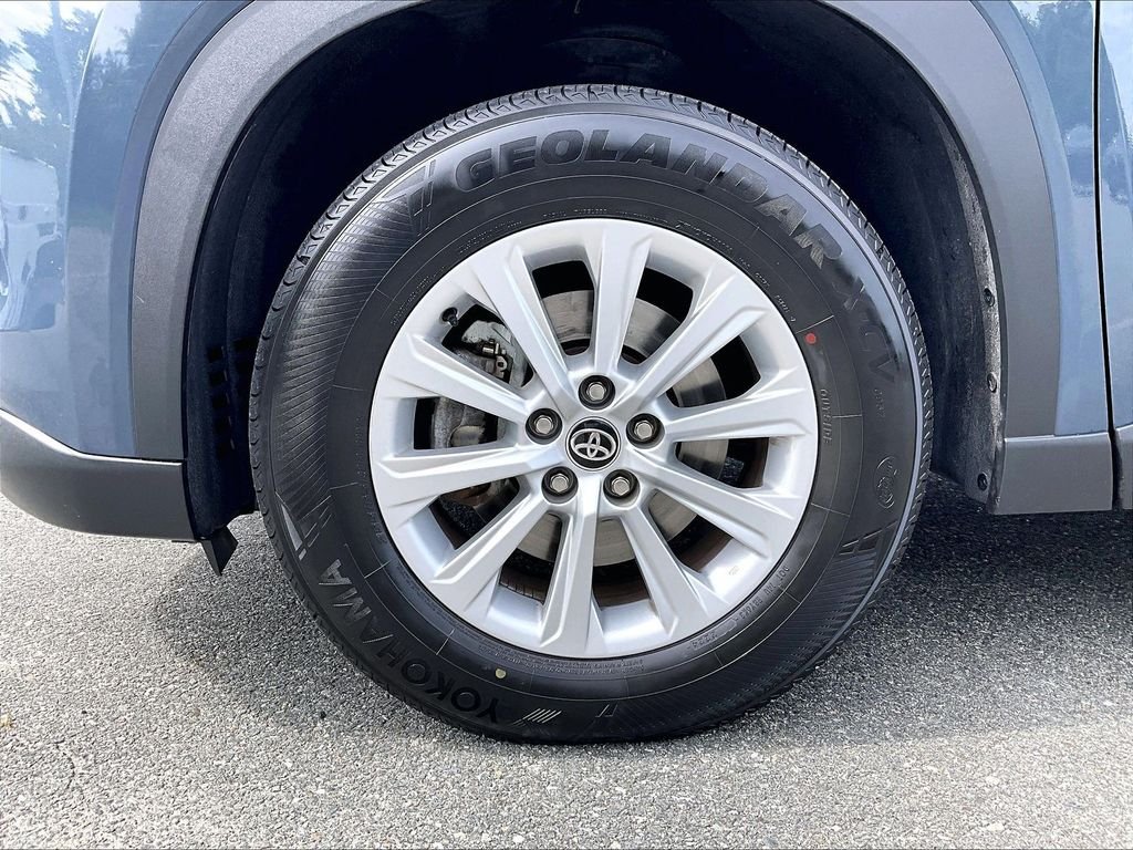 Used 2025 White Toyota XLE image 7