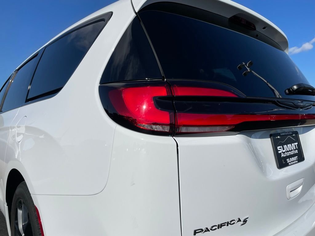 Used 2025 White Chrysler Limited image 31