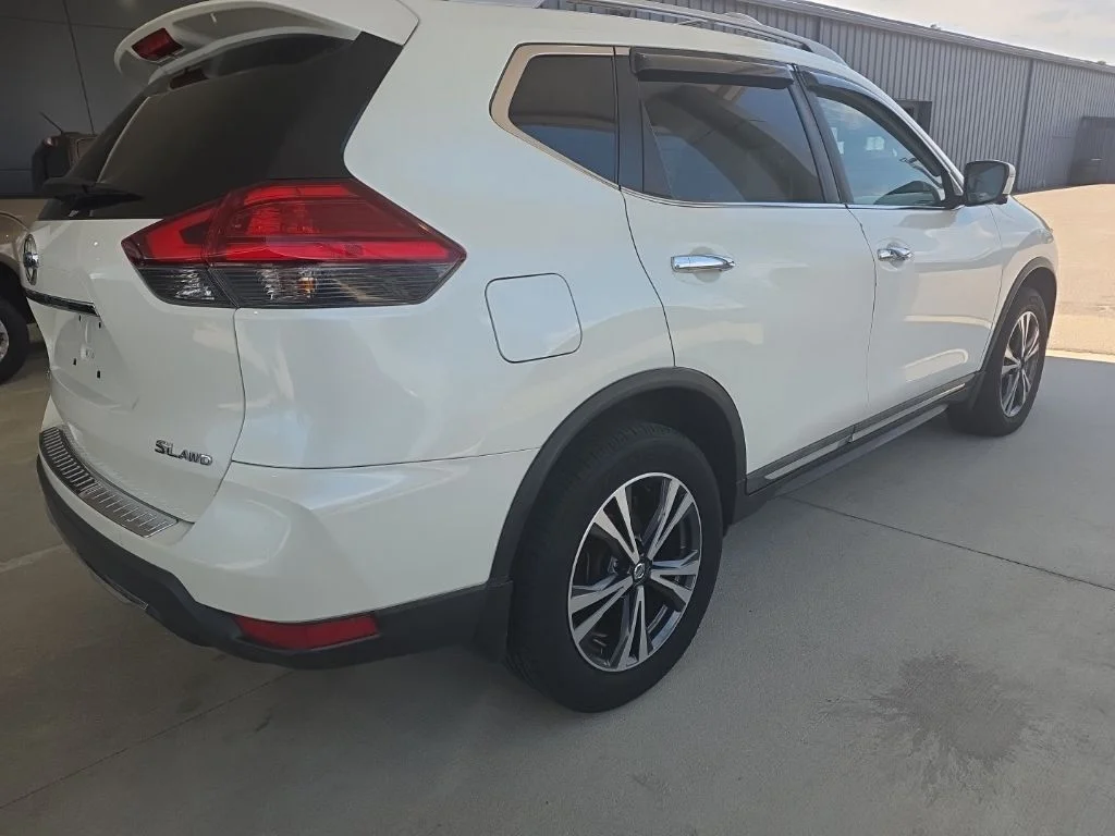 Used 2017 White Nissan SL image 5