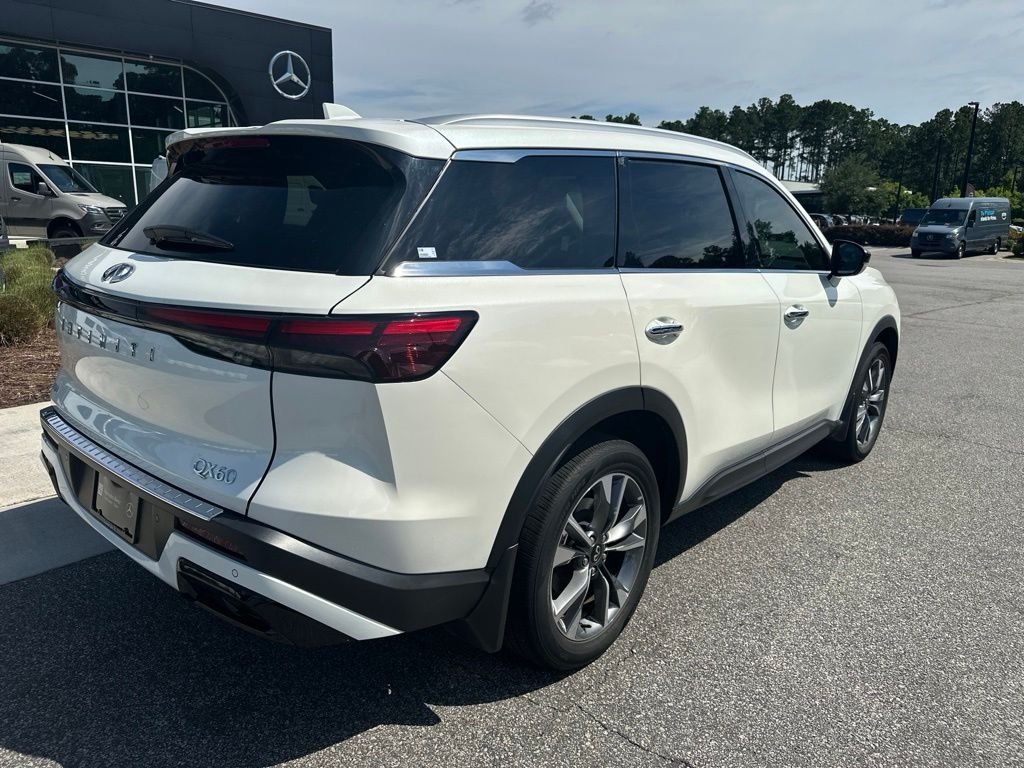 Used 2023 White INFINITI LUXE image 8