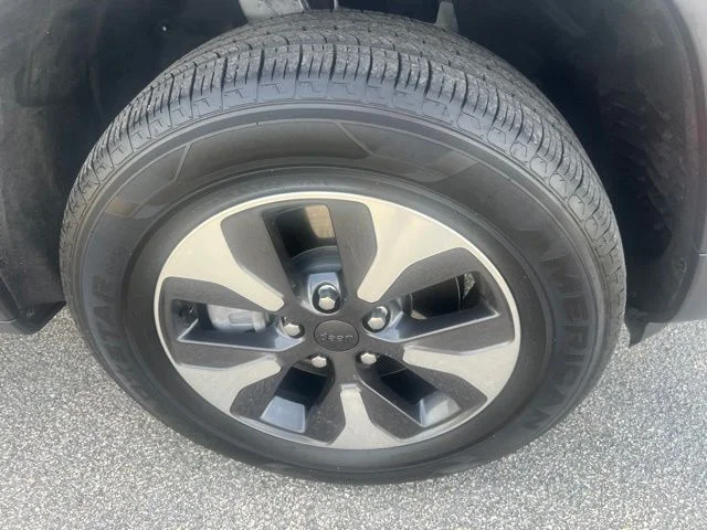 Used 2024 Silver Jeep 4xe image 3