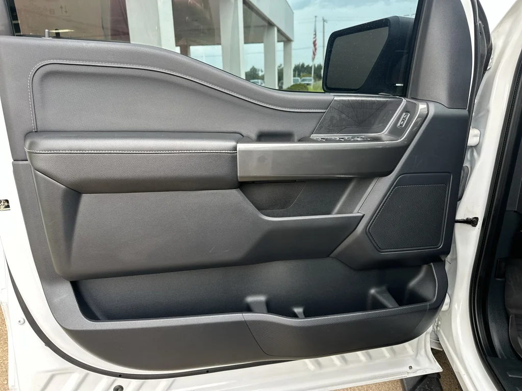 Used 2023 Oxford White Ford XLT image 17