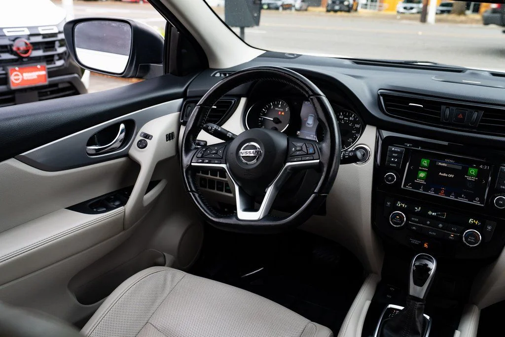 Used 2020 White Nissan SL image 9