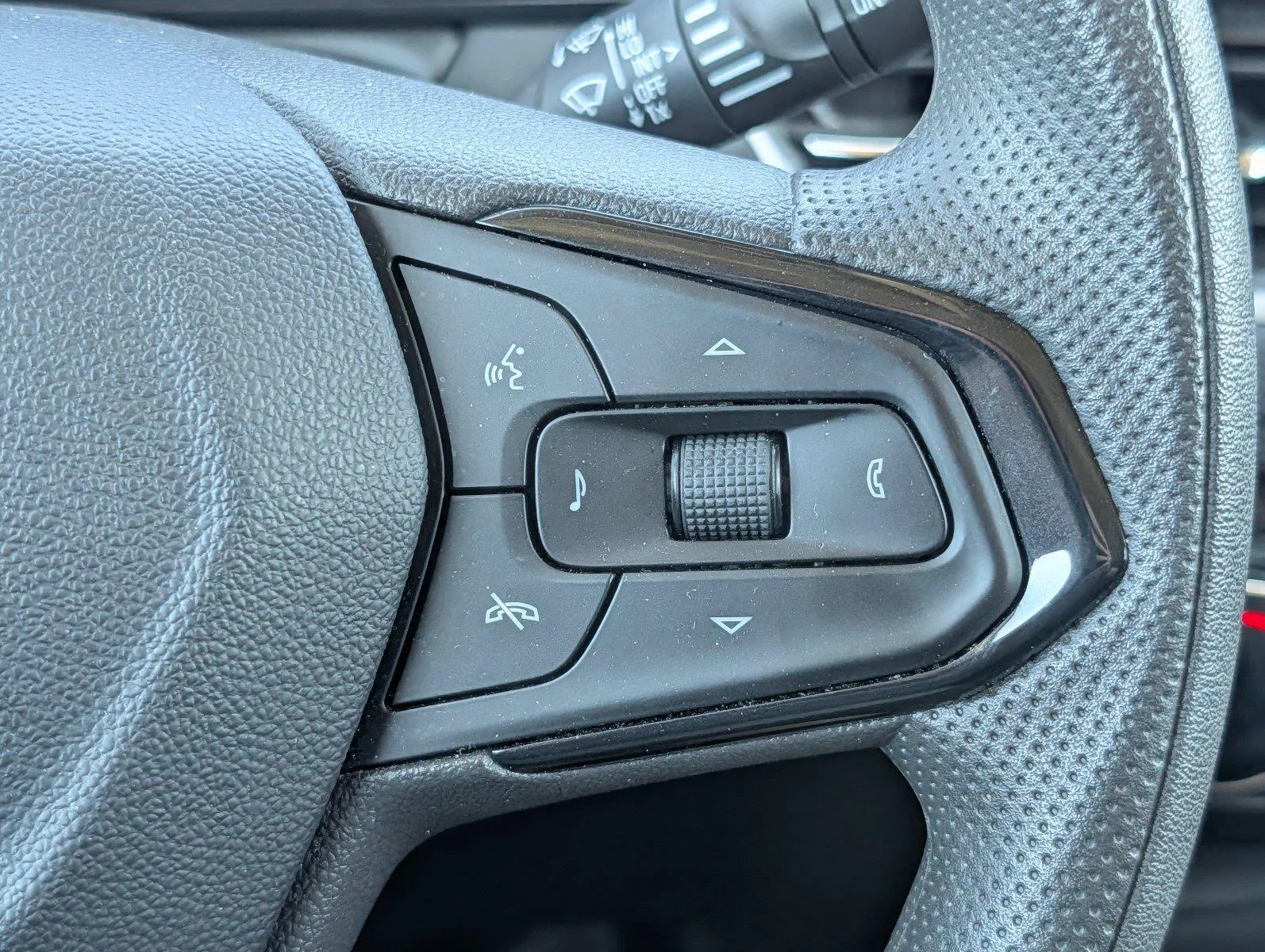 Used 2025 Summit White Chevrolet LT image 25