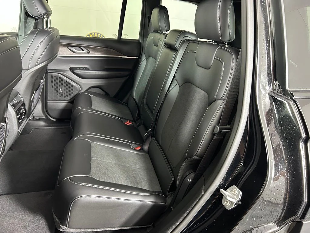 New 2026 Diamond Black Crystal Pearlcoat Jeep Altitude image 11